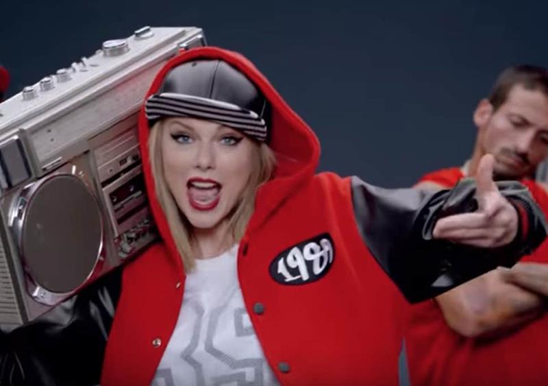 Taylor Swift-Shake it Off-official music video screenshot